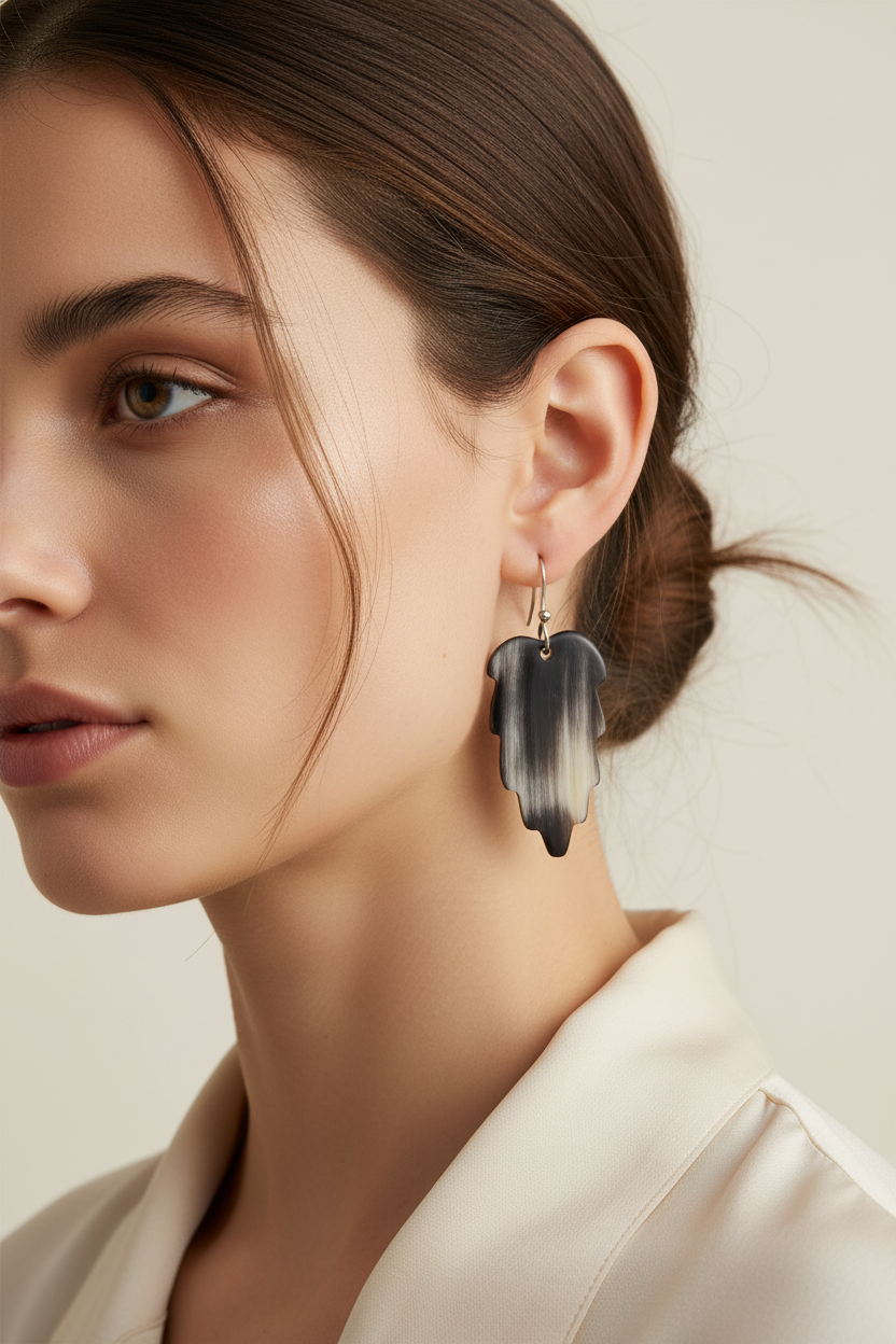 Boucles d'Oreilles  Écrin, Feuille en Corne Naturelle| Bijou Artisanal Madagascar – Mahay Paris